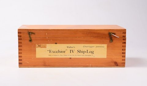 Walker's Excelsior IV Ship-Log, outrigger pattern, in its original wooden case, made by Thos. Walker & Son, Ltd., Birmingham